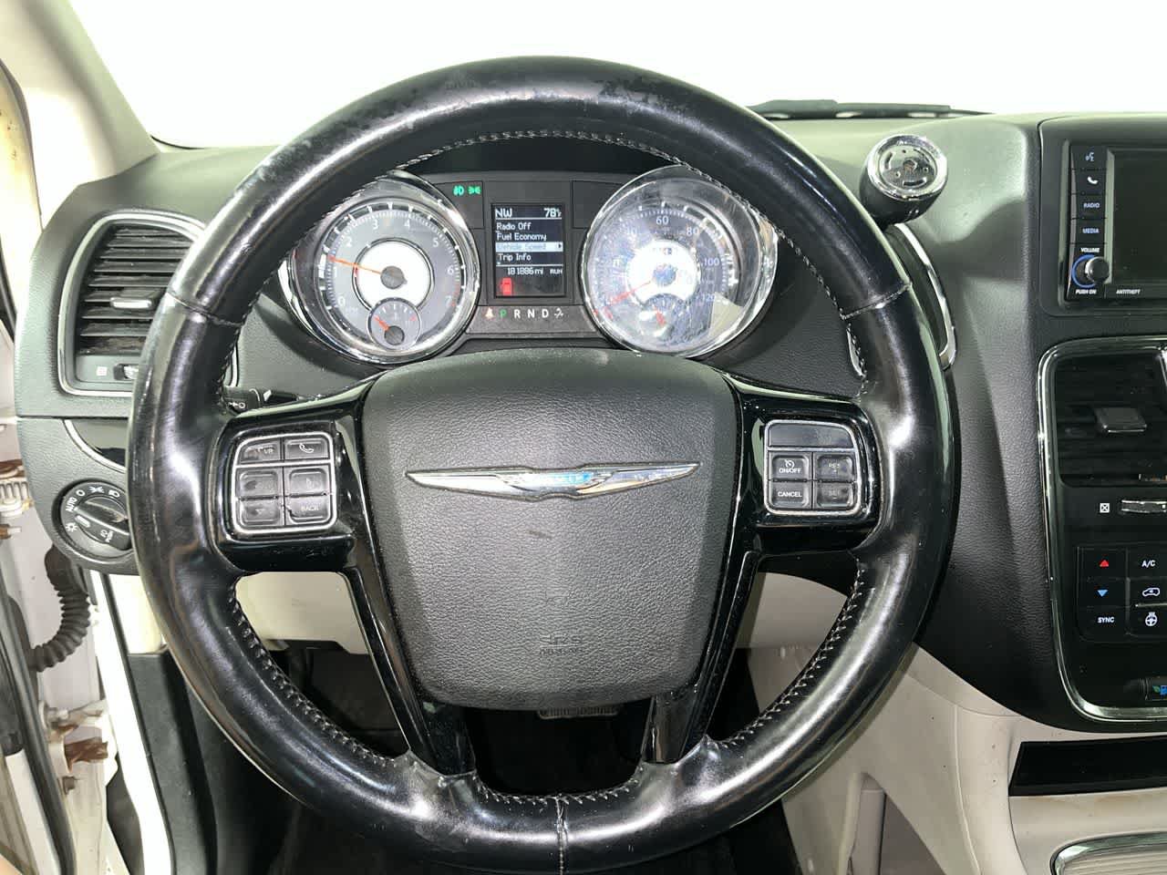 Used 2014 Chrysler Town & Country Touring-L FWD image 16