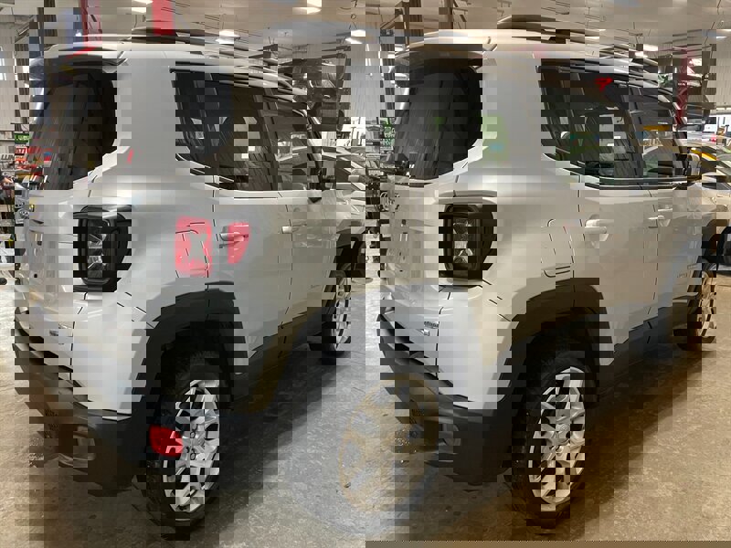 Used 2017 Jeep Renegade Latitude image 6