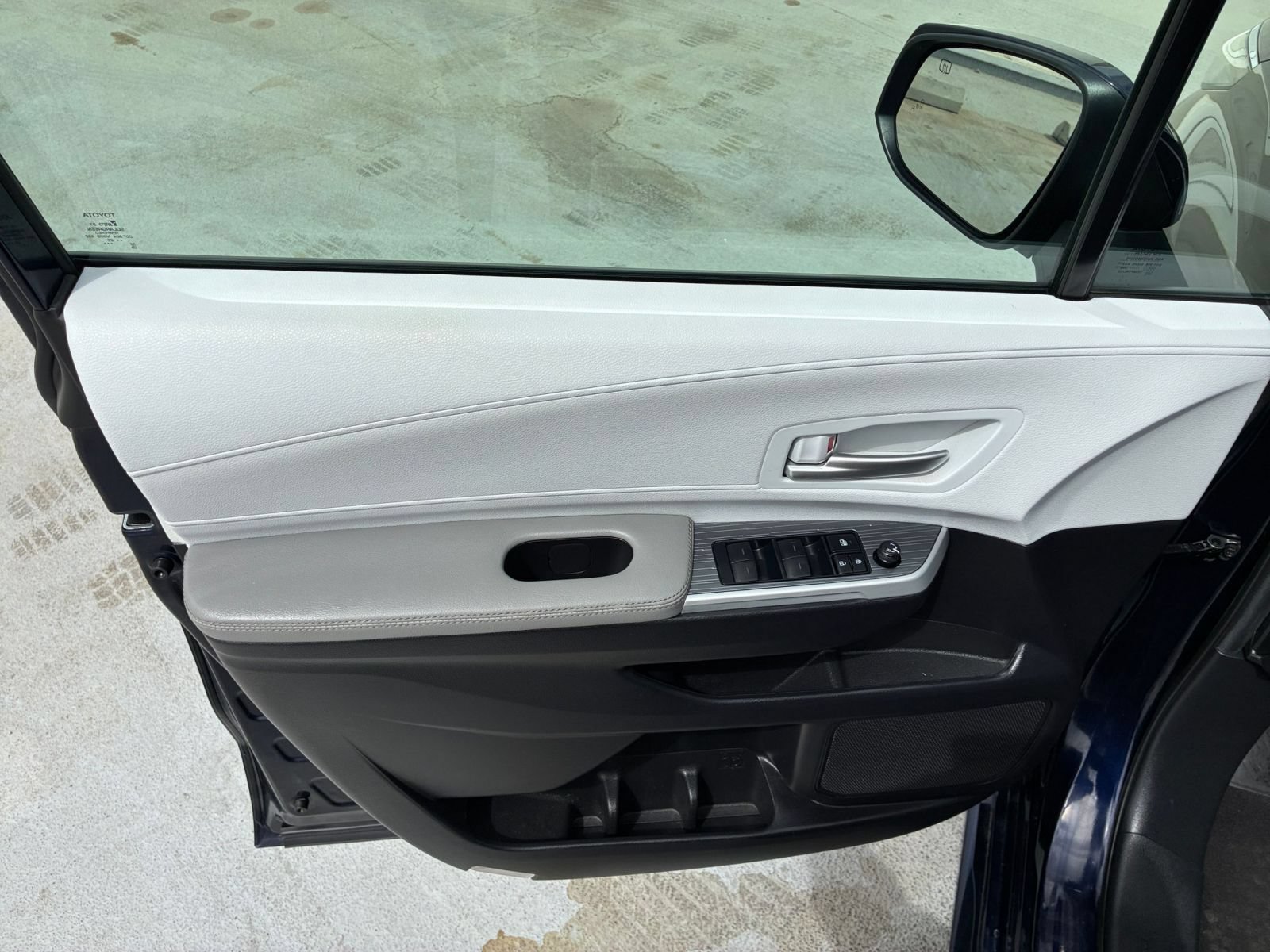 Used 2025 Toyota Sienna XLE FWD image 18