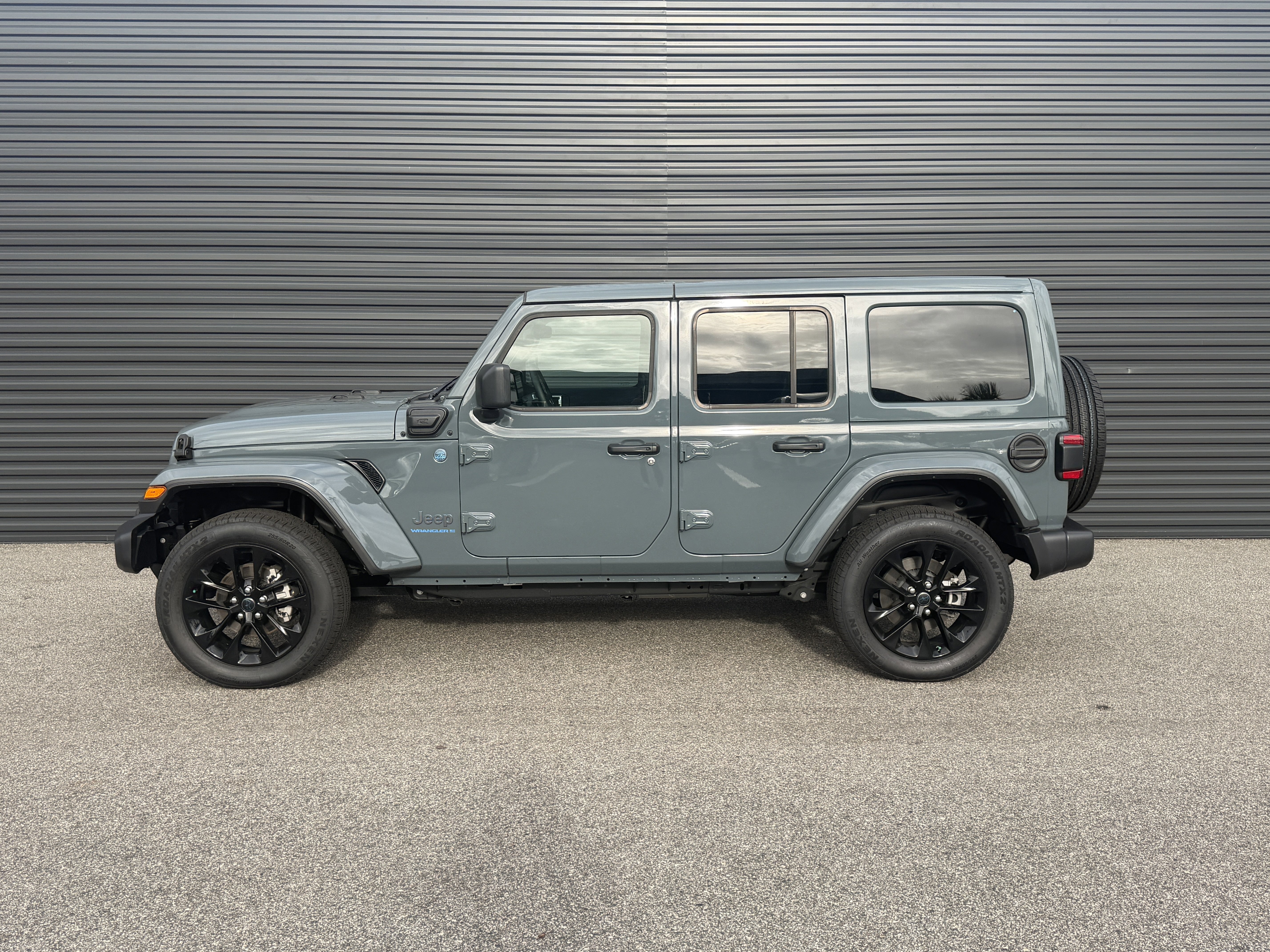 Used 2025 Jeep Wrangler Unlimited Sahara w/ Safety Group image 2