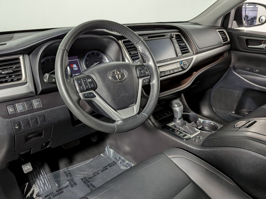 Used 2019 Toyota Highlander XLE AWD/4WD image 14