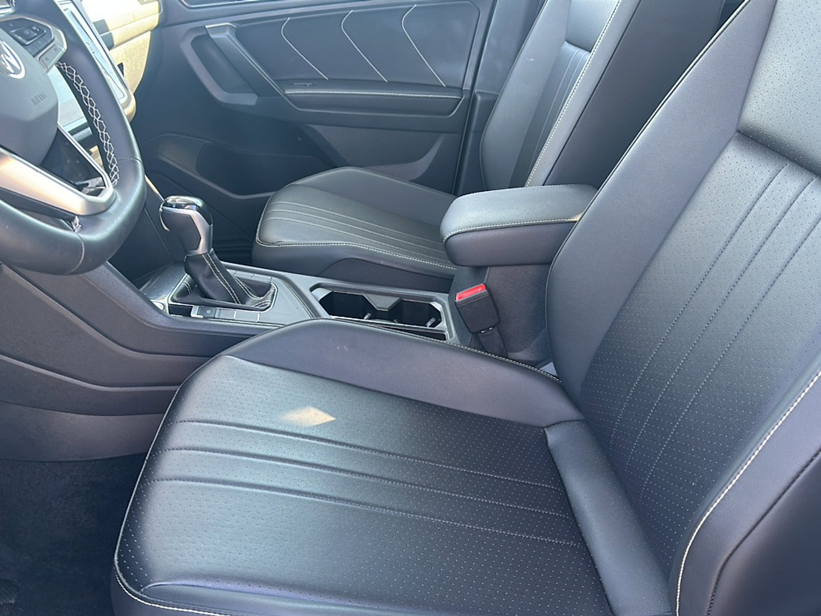 Used 2024 Volkswagen Tiguan SE w/ Panoramic Sunroof Package image 13