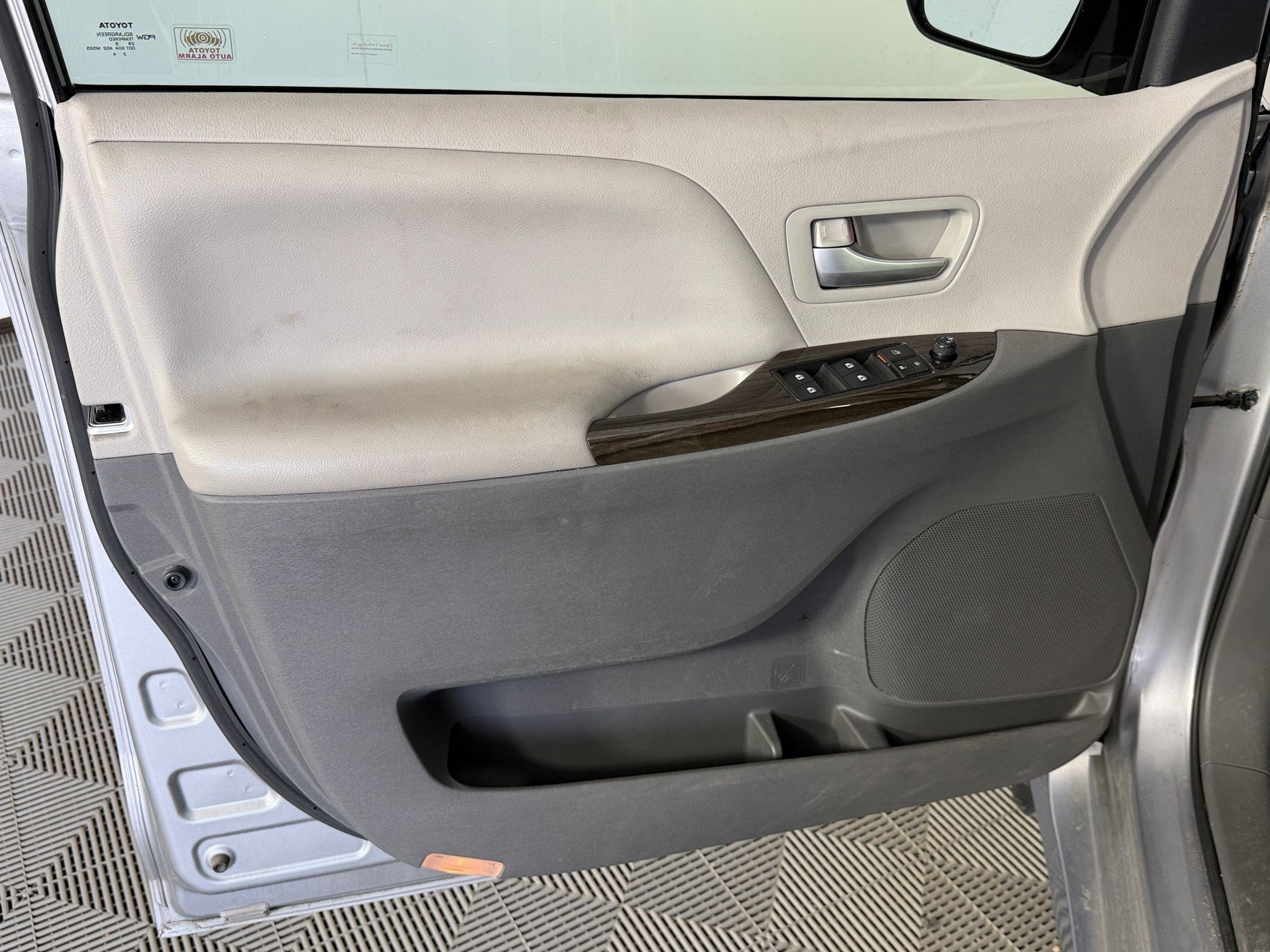 Used 2018 Toyota Sienna XLE w/ XLE Navigation Package FWD image 12