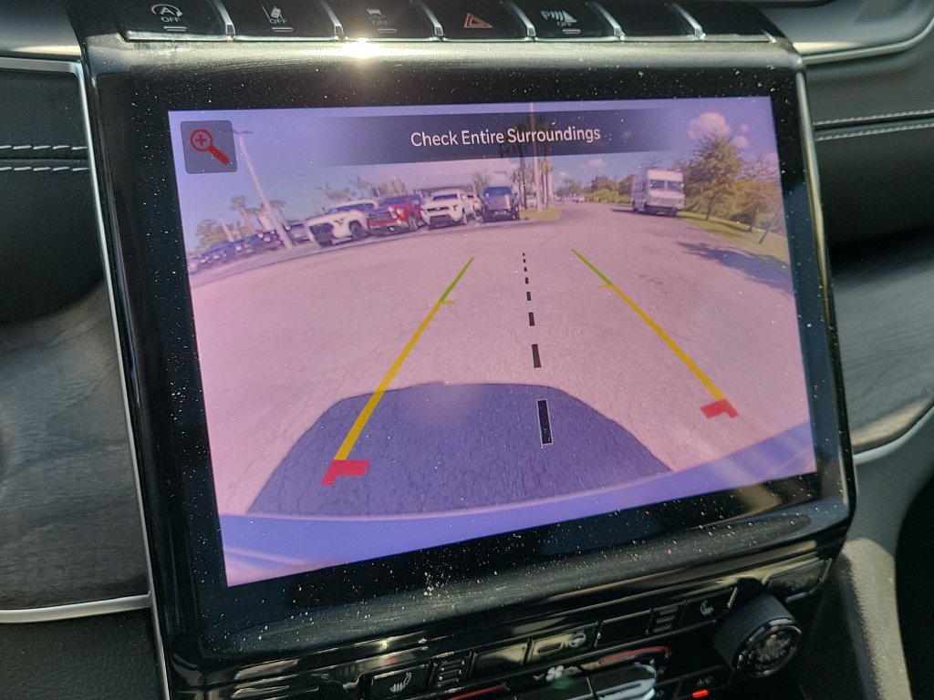 Used 2022 Jeep Grand Cherokee Limited AWD/4WD image 15