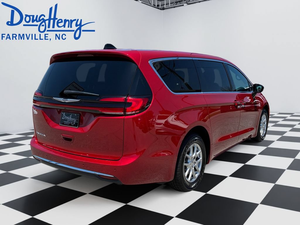Used 2025 Chrysler Pacifica Select FWD image 5