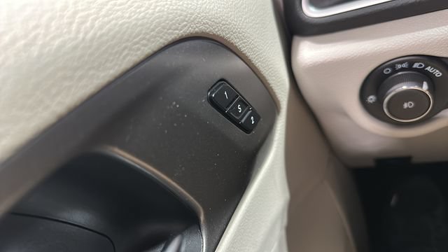 Used 2024 Chrysler Pacifica Touring-L FWD image 13