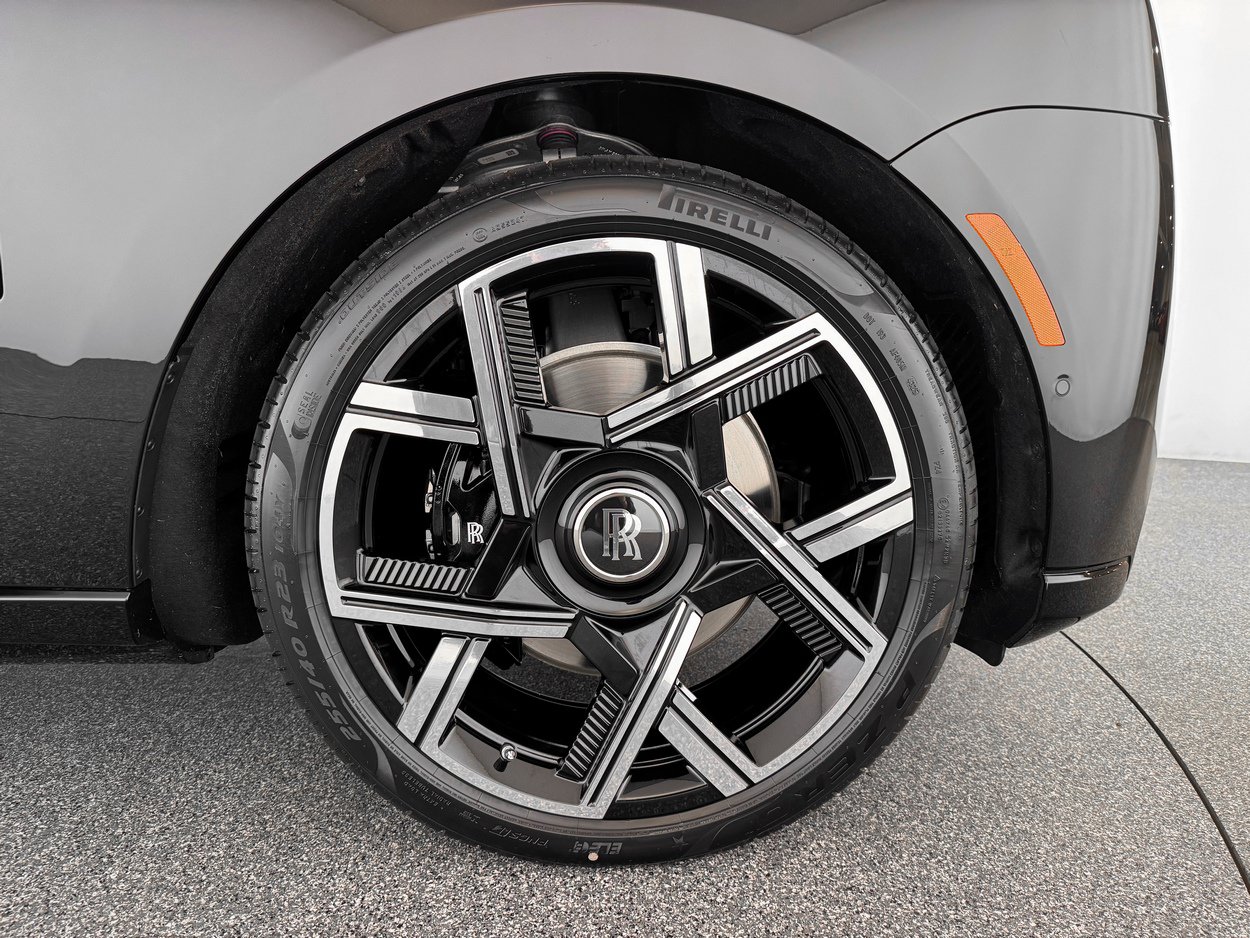 New 2026 Rolls-Royce Cullinan Black Badge AWD/4WD image 38