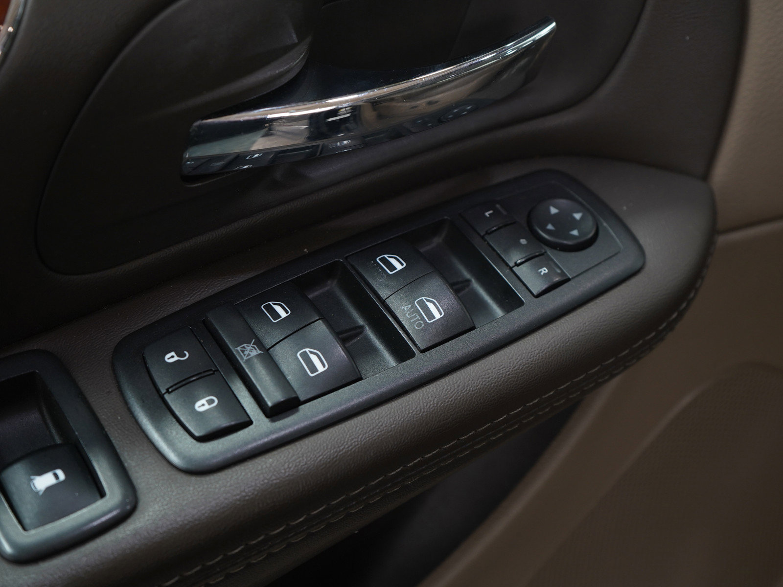 Used 2014 Chrysler Town & Country Touring FWD image 25