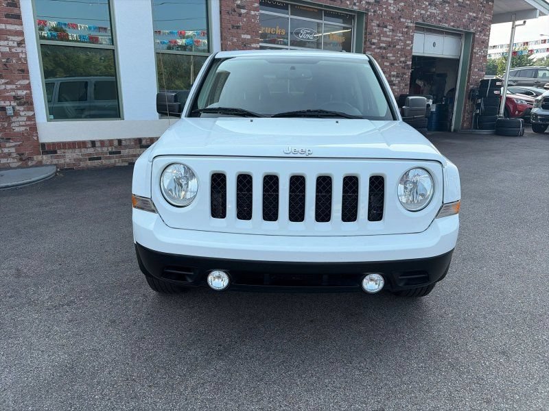 Used 2016 Jeep Patriot Latitude FWD image 2