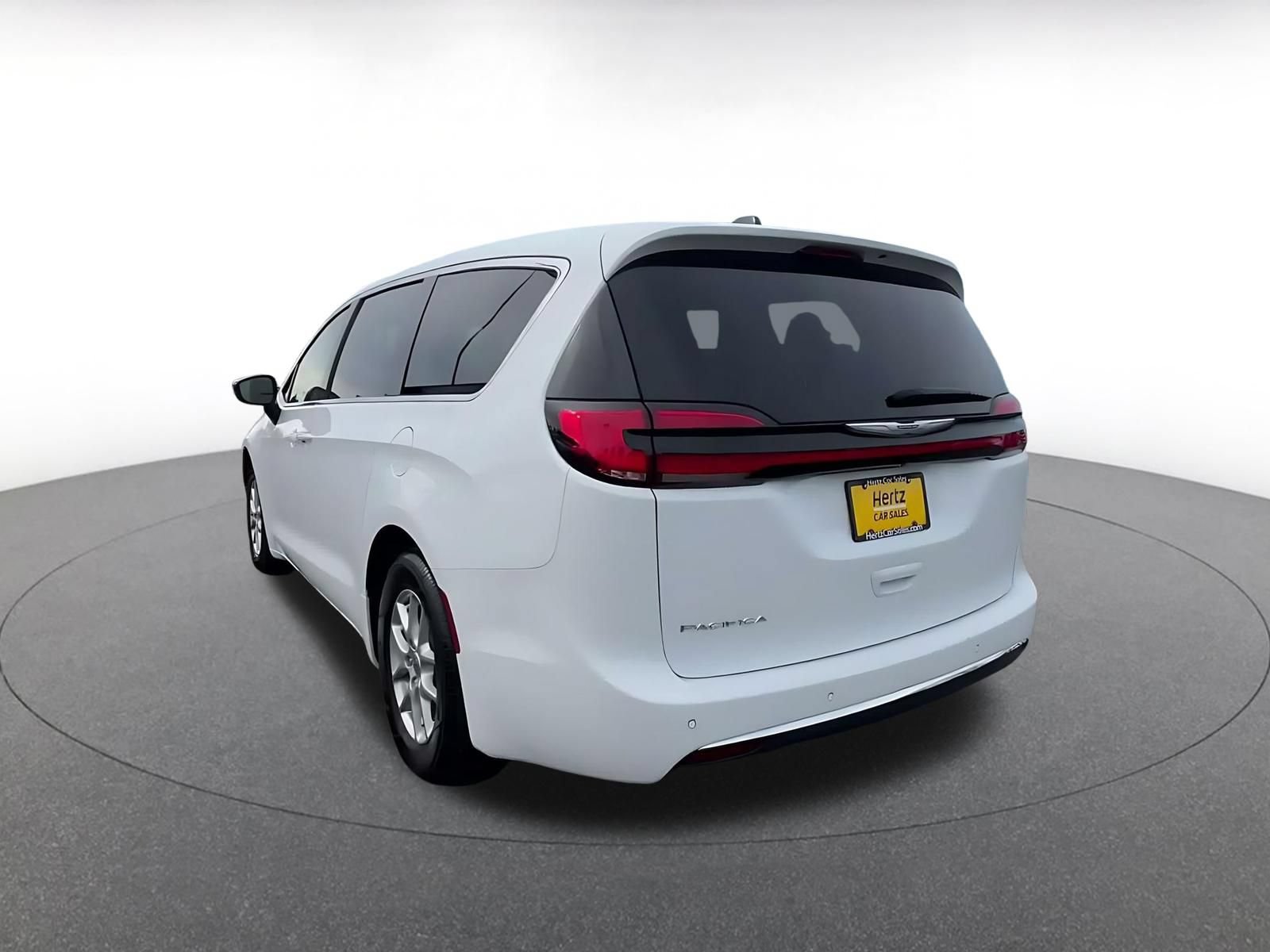 Used 2025 Chrysler Pacifica Select FWD image 10