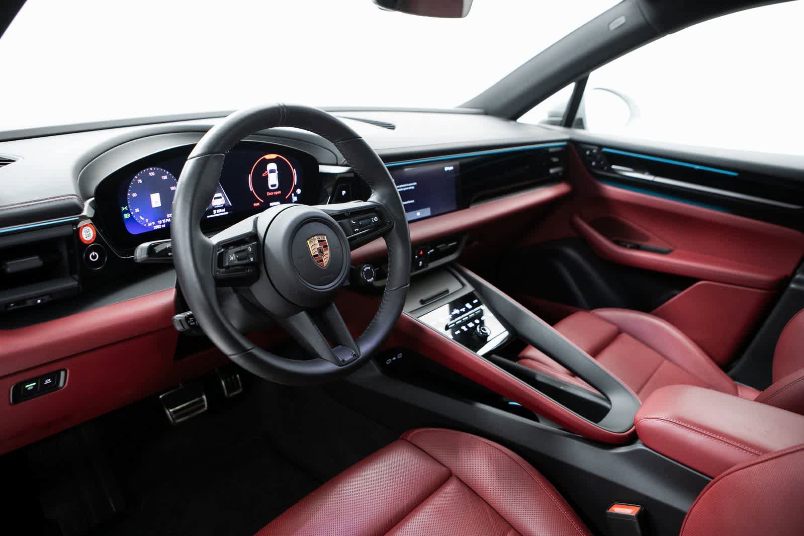 Certified 2025 Porsche Macan 4S Electric AWD/4WD image 4