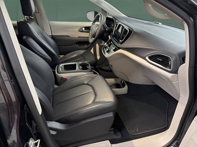 Used 2024 Chrysler Pacifica Limited FWD image 18