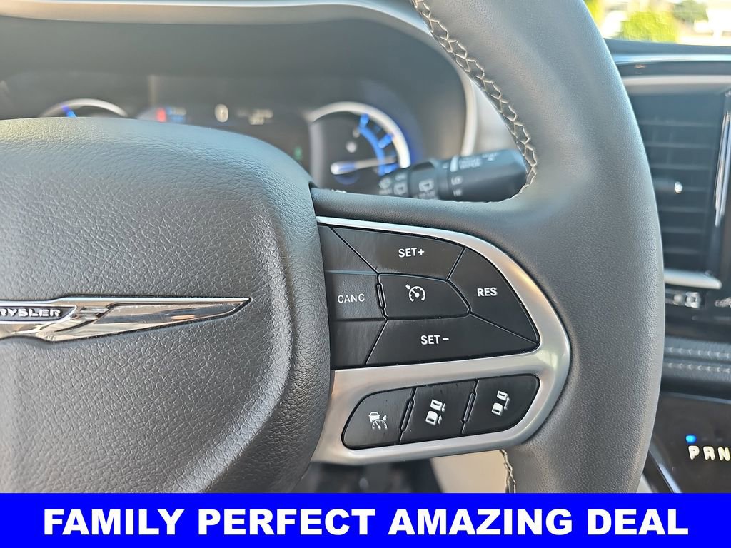 Used 2024 Chrysler Pacifica Select image 19