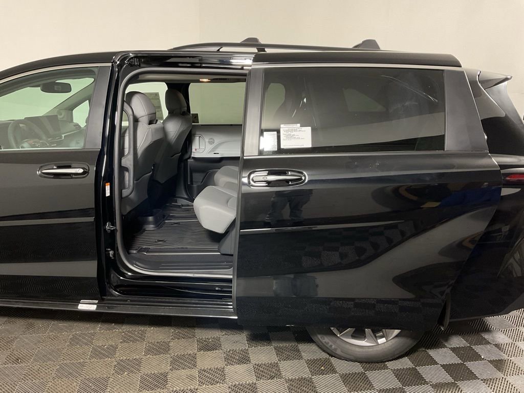 New 2026 Toyota Sienna XLE image 31
