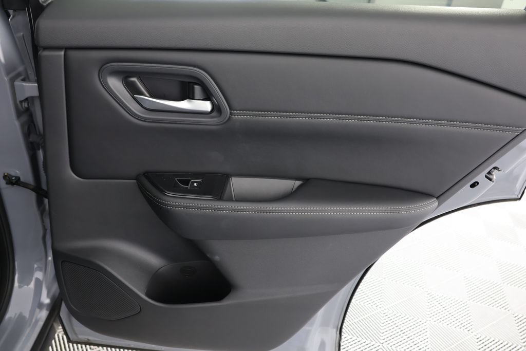 Used 2025 Nissan Rogue SL FWD image 26