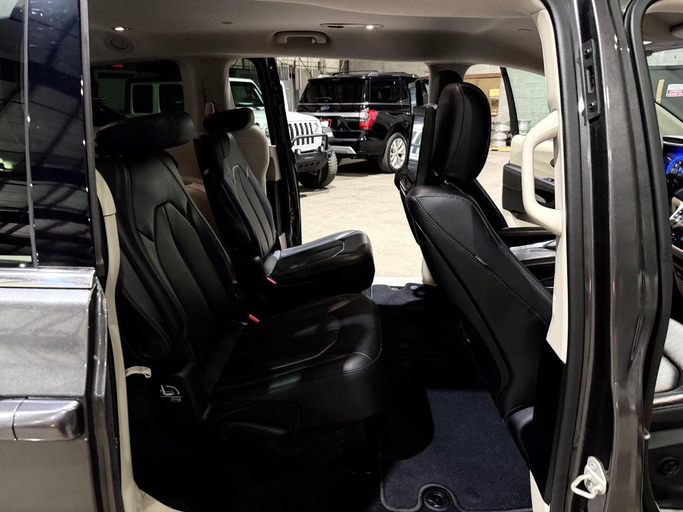 Used 2018 Chrysler Pacifica Touring-L Plus w/ Advanced Safetytec Group FWD image 18