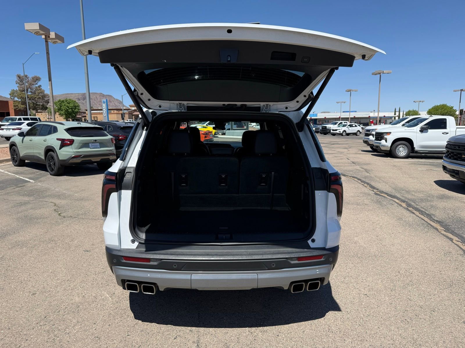 Used 2025 Chevrolet Traverse LT FWD image 38