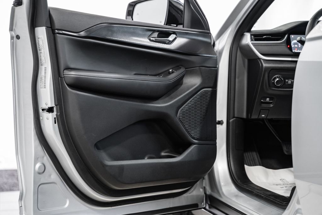 New 2025 Jeep Grand Cherokee Altitude image 34