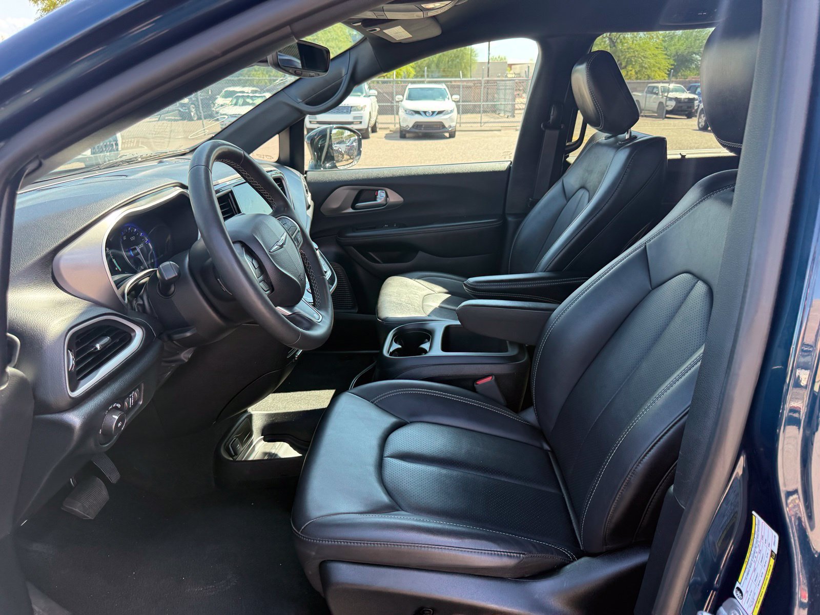 Used 2025 Chrysler Pacifica Select FWD image 14