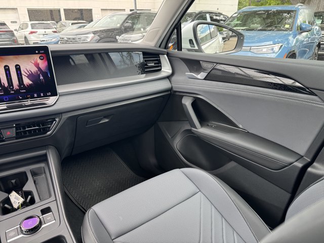 Used 2025 Volkswagen Tiguan SE AWD/4WD image 16