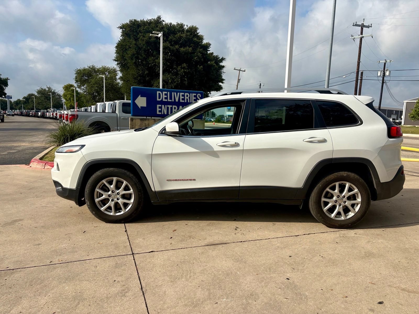 Used 2017 Jeep Cherokee Latitude w/ Safety/Convenience Group FWD image 6