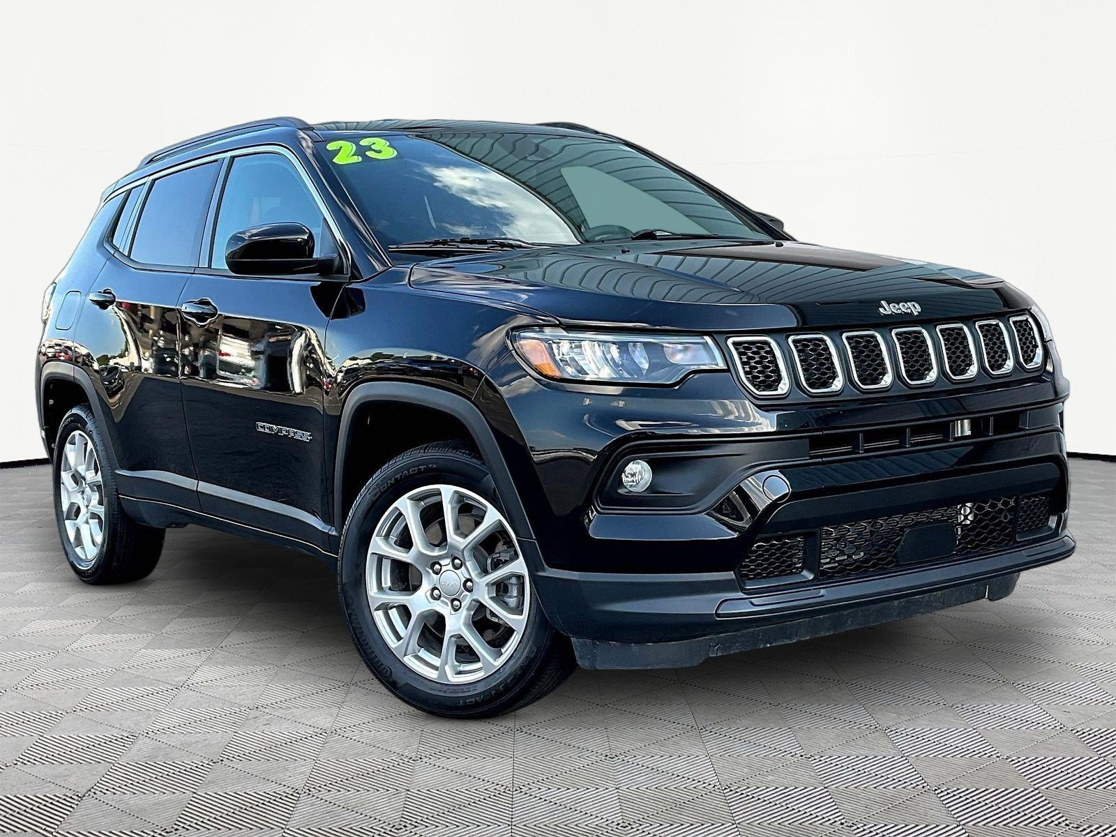 Used 2023 Jeep Compass Latitude AWD/4WD image 3