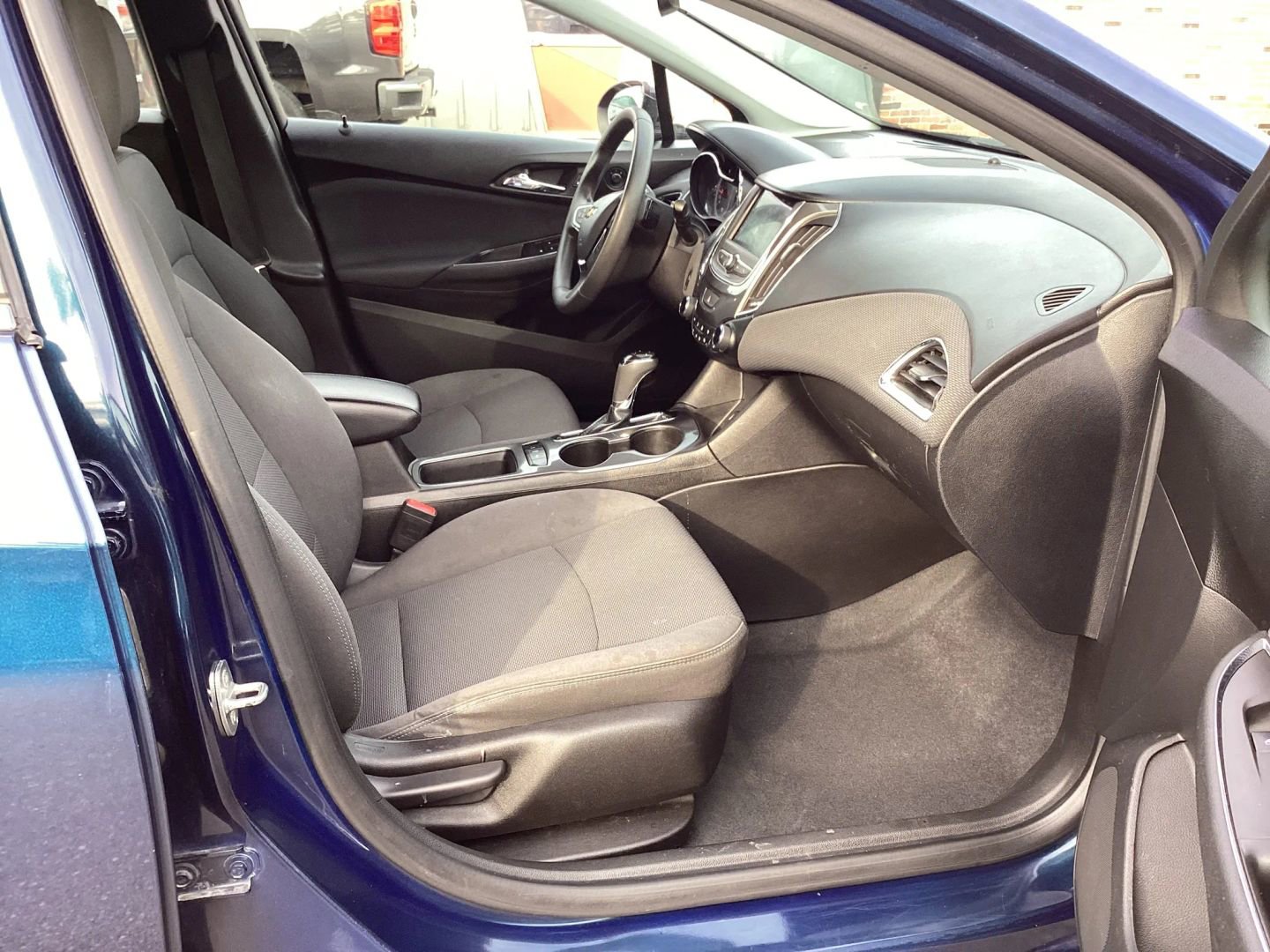 Used 2019 Chevrolet Cruze LT w/ Convenience Package image 12
