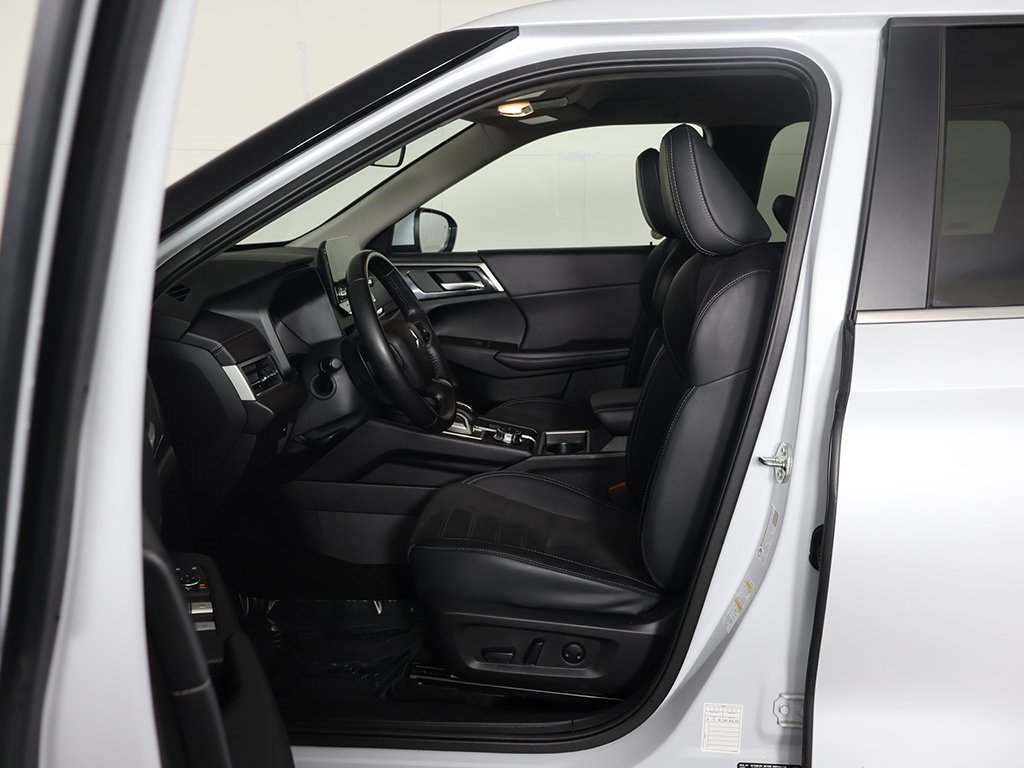 Used 2024 Mitsubishi Outlander SE Black Edition image 30