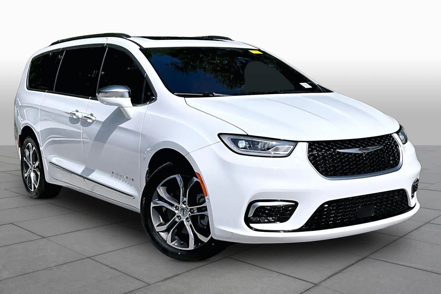 Used 2022 Chrysler Pacifica Pinnacle AWD/4WD image 3