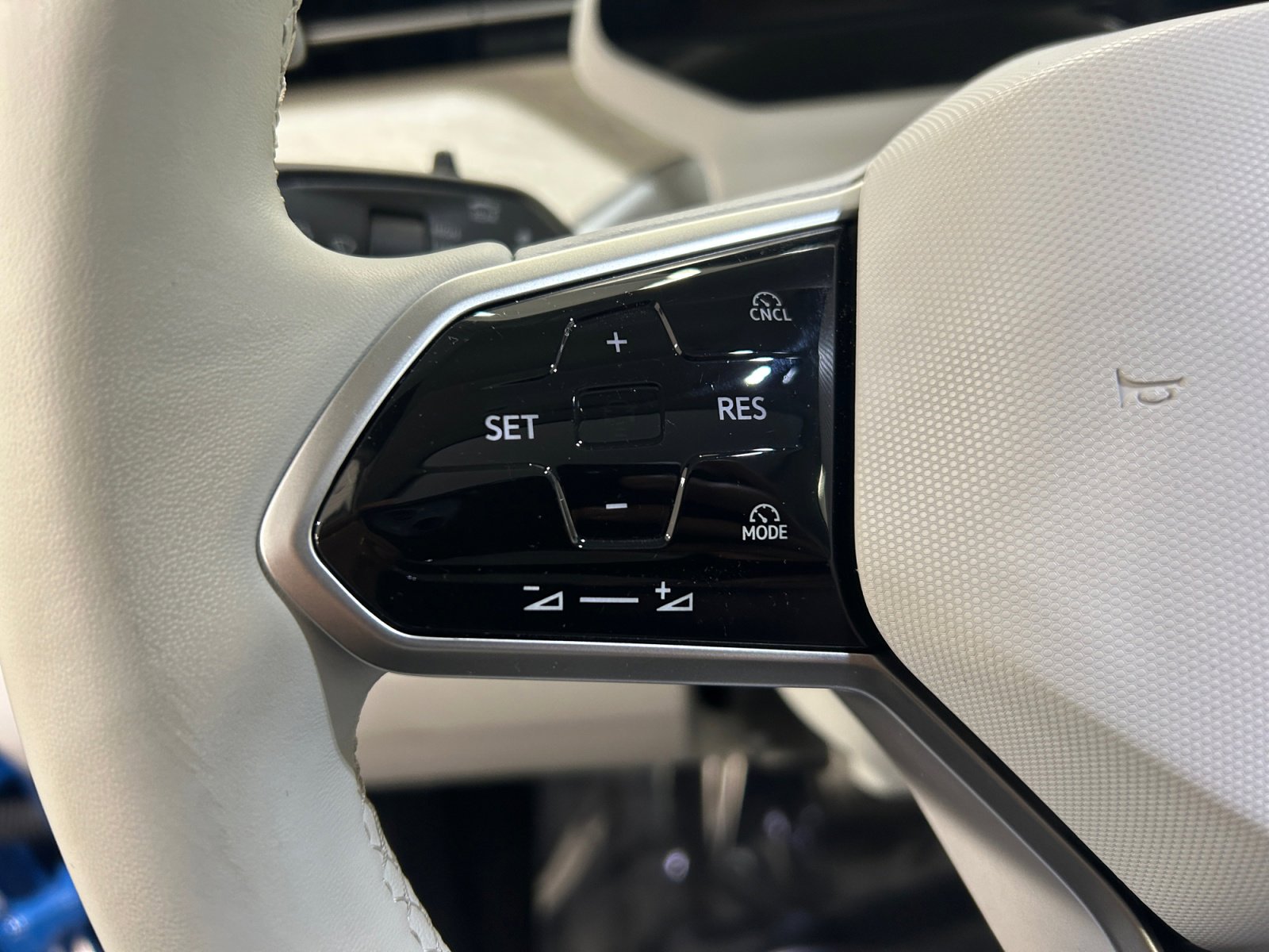 Used 2025 Volkswagen ID. Buzz 1st Edition image 8