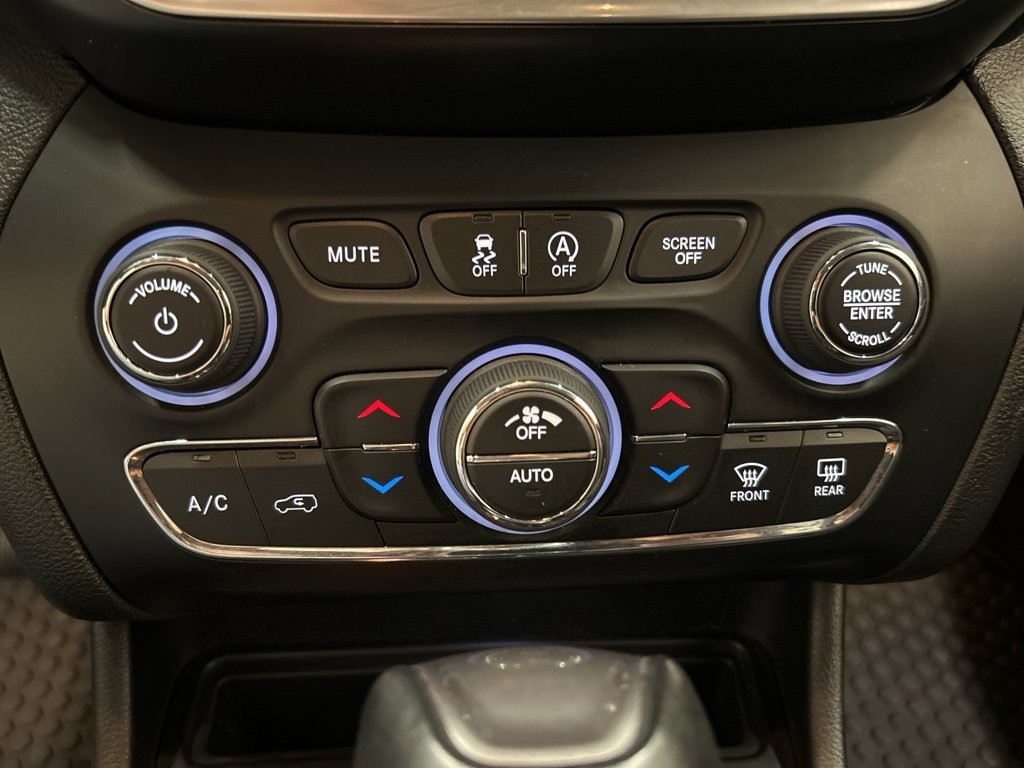 Used 2019 Jeep Cherokee Latitude Plus w/ Comfort/Convenience Group image 25