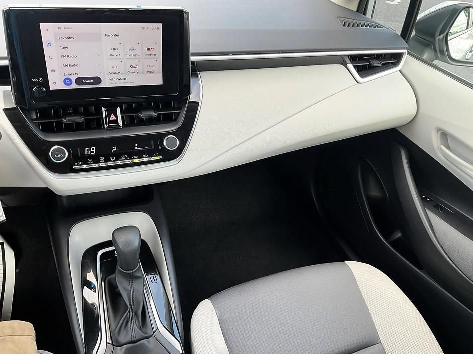 Used 2025 Toyota Corolla LE FWD image 5