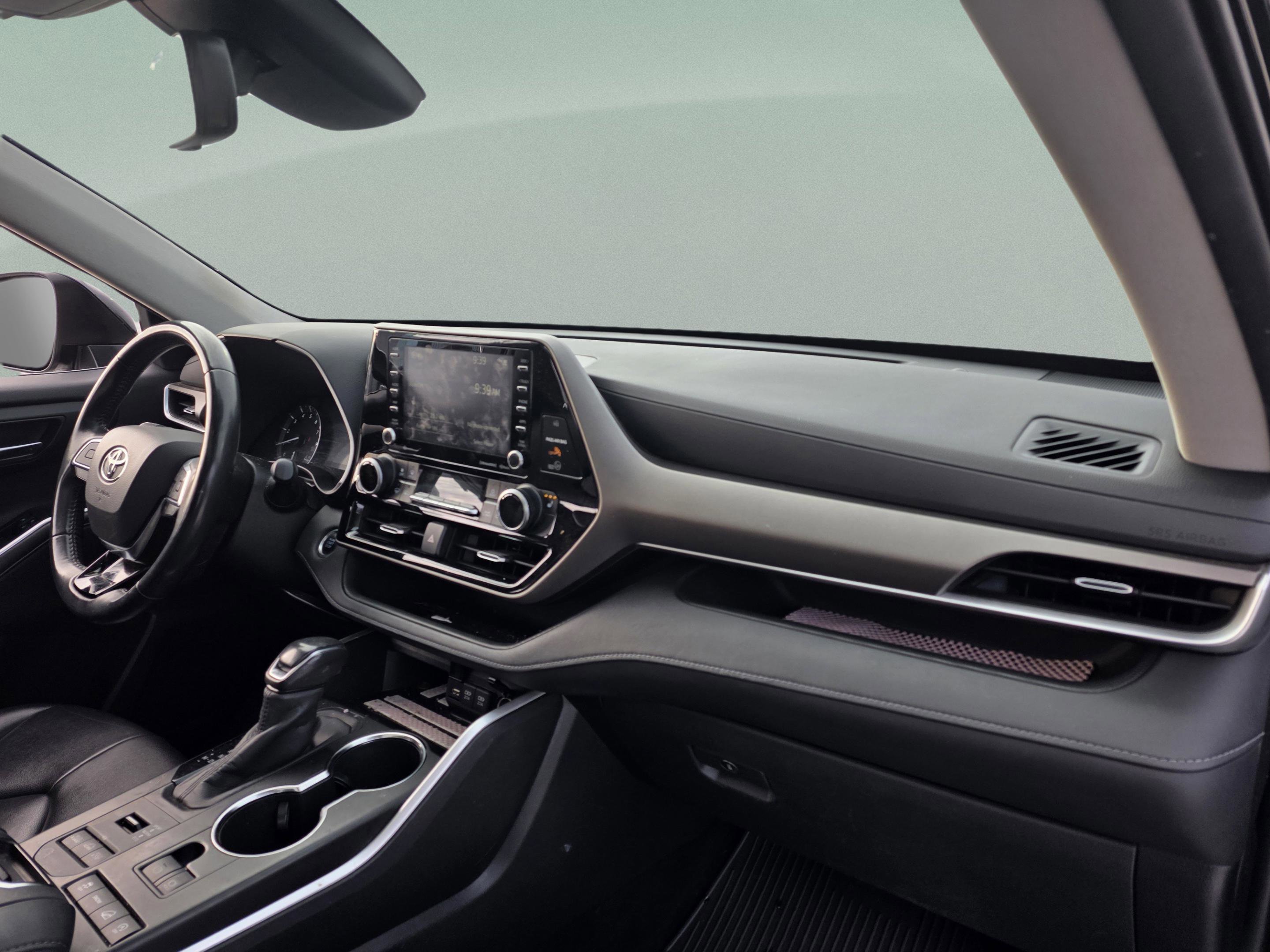 Used 2020 Toyota Highlander XLE image 28