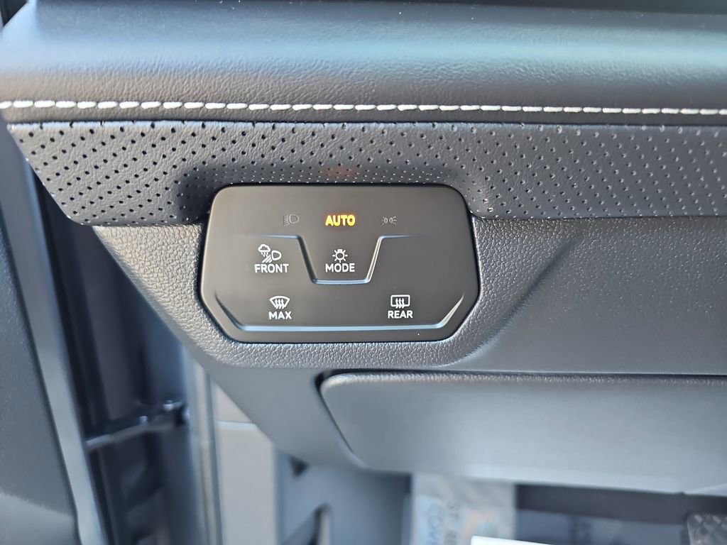 Used 2024 Volkswagen Atlas SE image 31