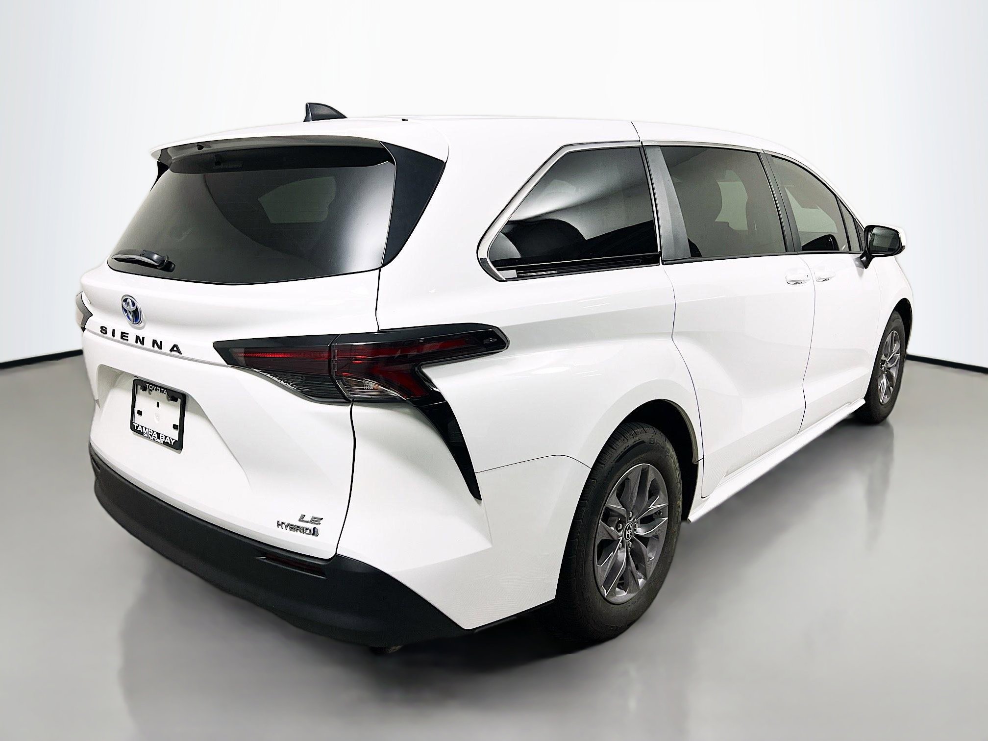 Used 2023 Toyota Sienna LE image 4