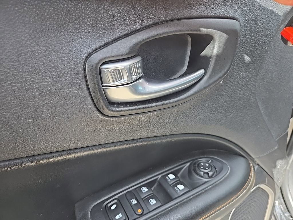 Used 2019 Jeep Compass Latitude w/ Popular Equipment Group AWD/4WD image 10