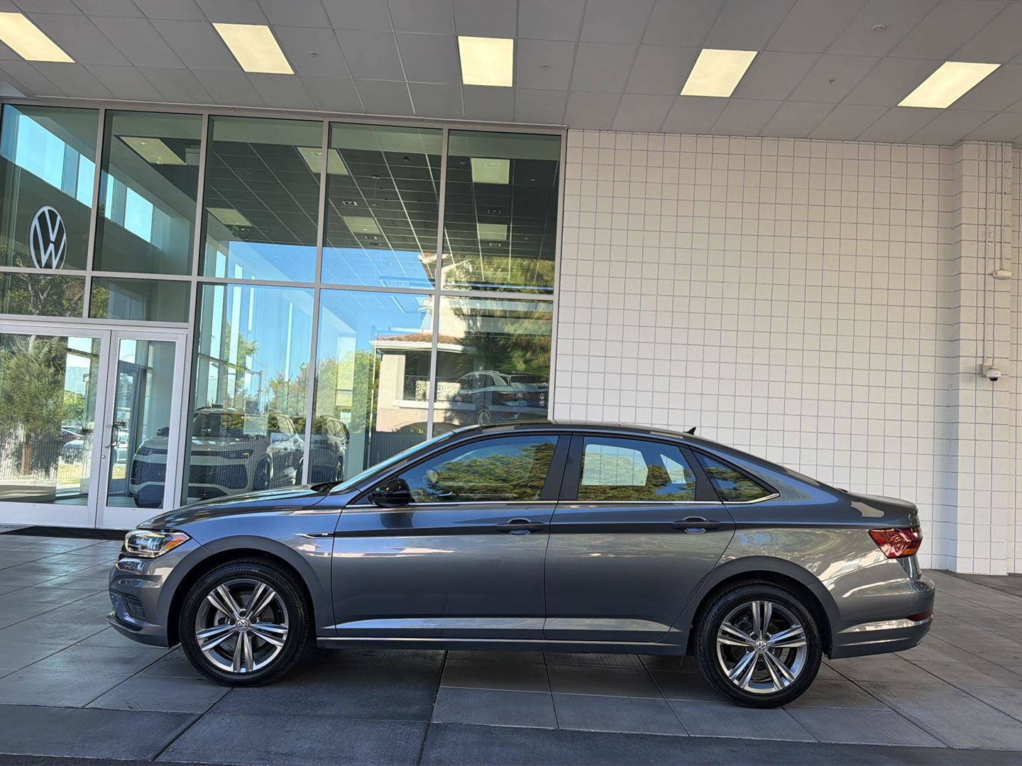 Used 2019 Volkswagen Jetta R-Line FWD image 2