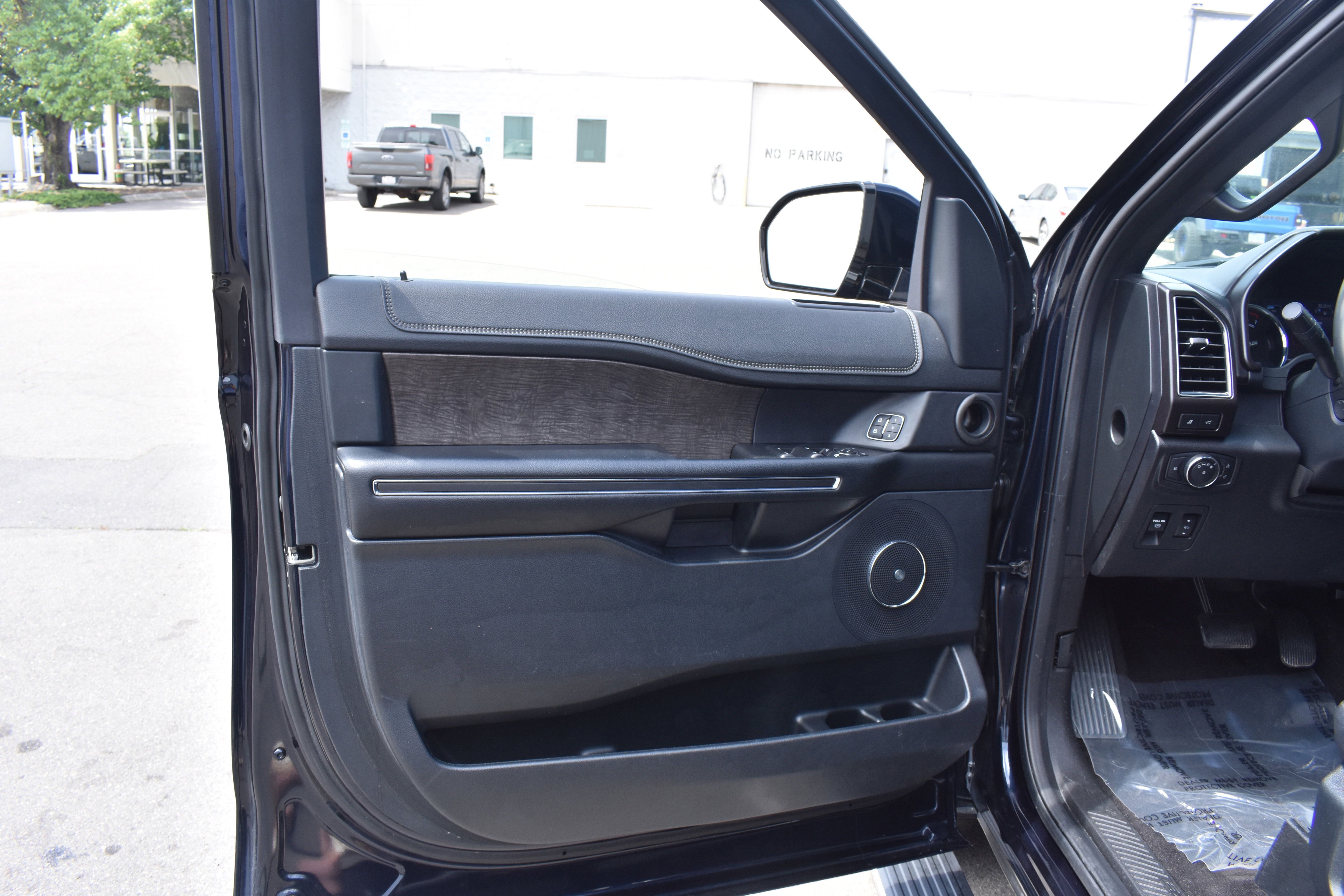 Used 2021 Ford Expedition Limited AWD/4WD image 24