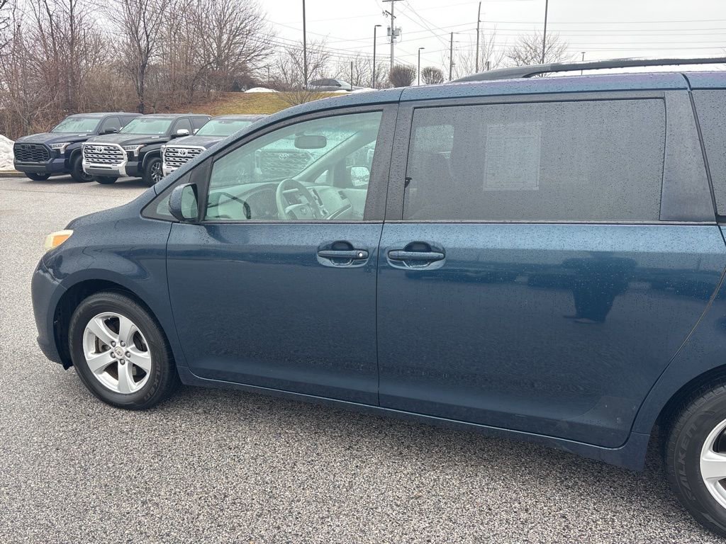Used 2011 Toyota Sienna LE image 9