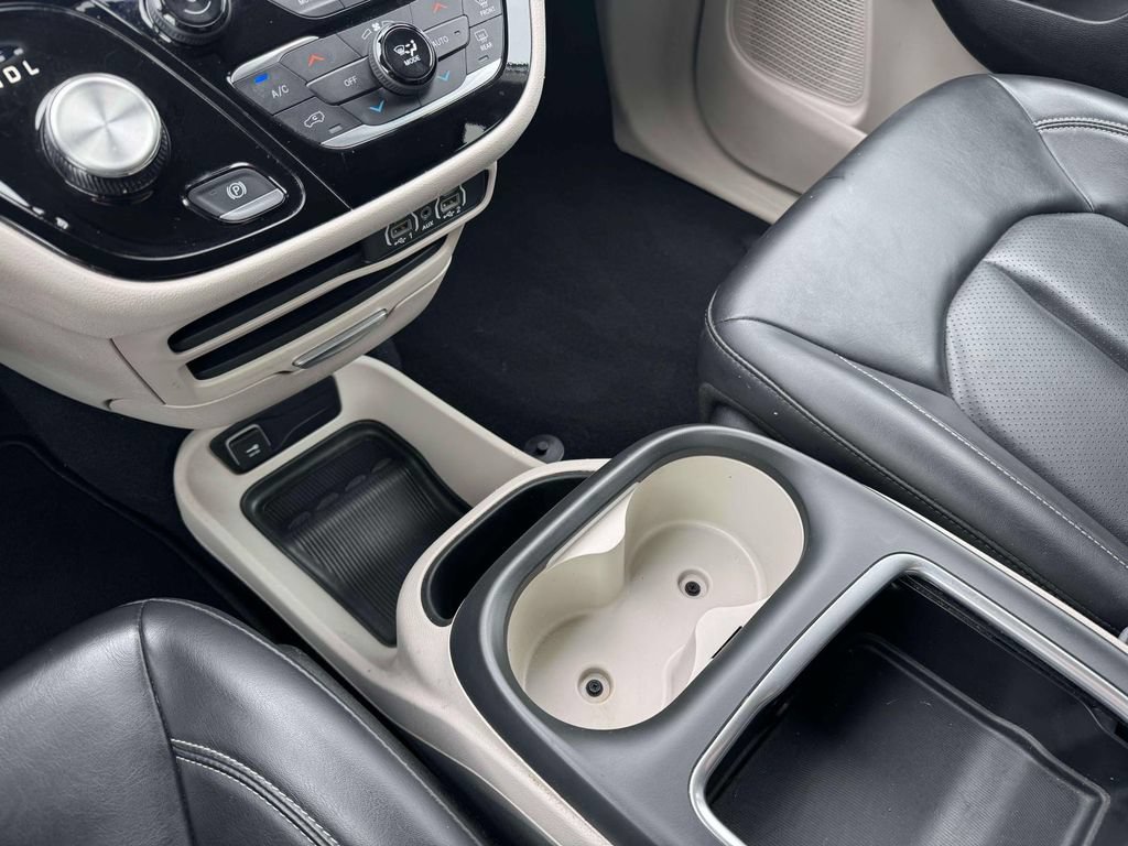 Used 2023 Chrysler Pacifica Touring-L FWD image 32
