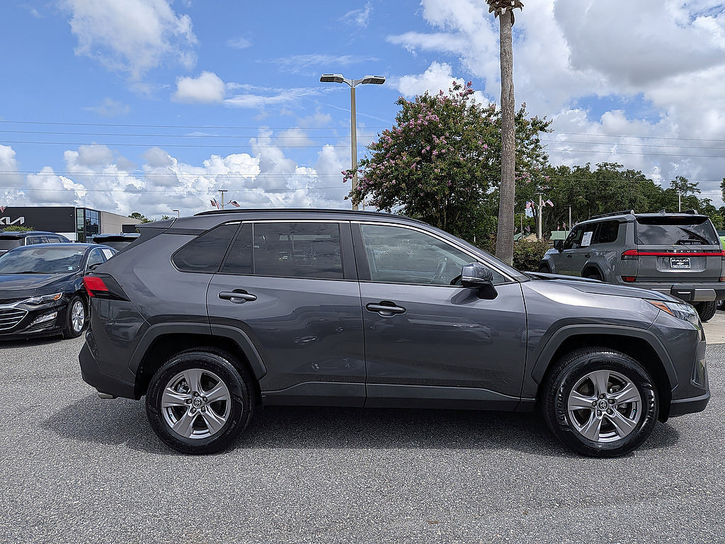 Used 2022 Toyota RAV4 XLE w/ Convenience Package FWD image 2
