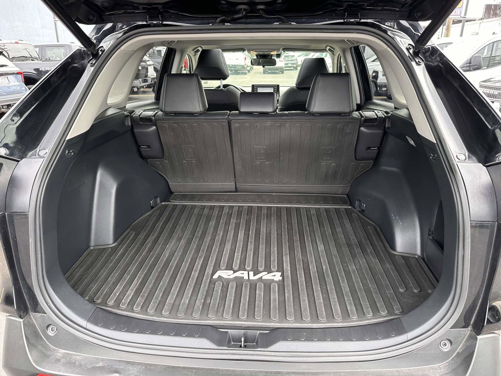 Used 2021 Toyota RAV4 XLE Premium AWD/4WD image 8