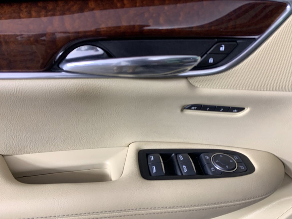 Used 2017 Cadillac XT5 Luxury w/ Driver Awareness Package image 14