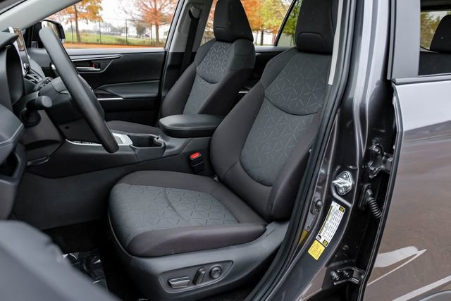Used 2025 Toyota RAV4 XLE image 33