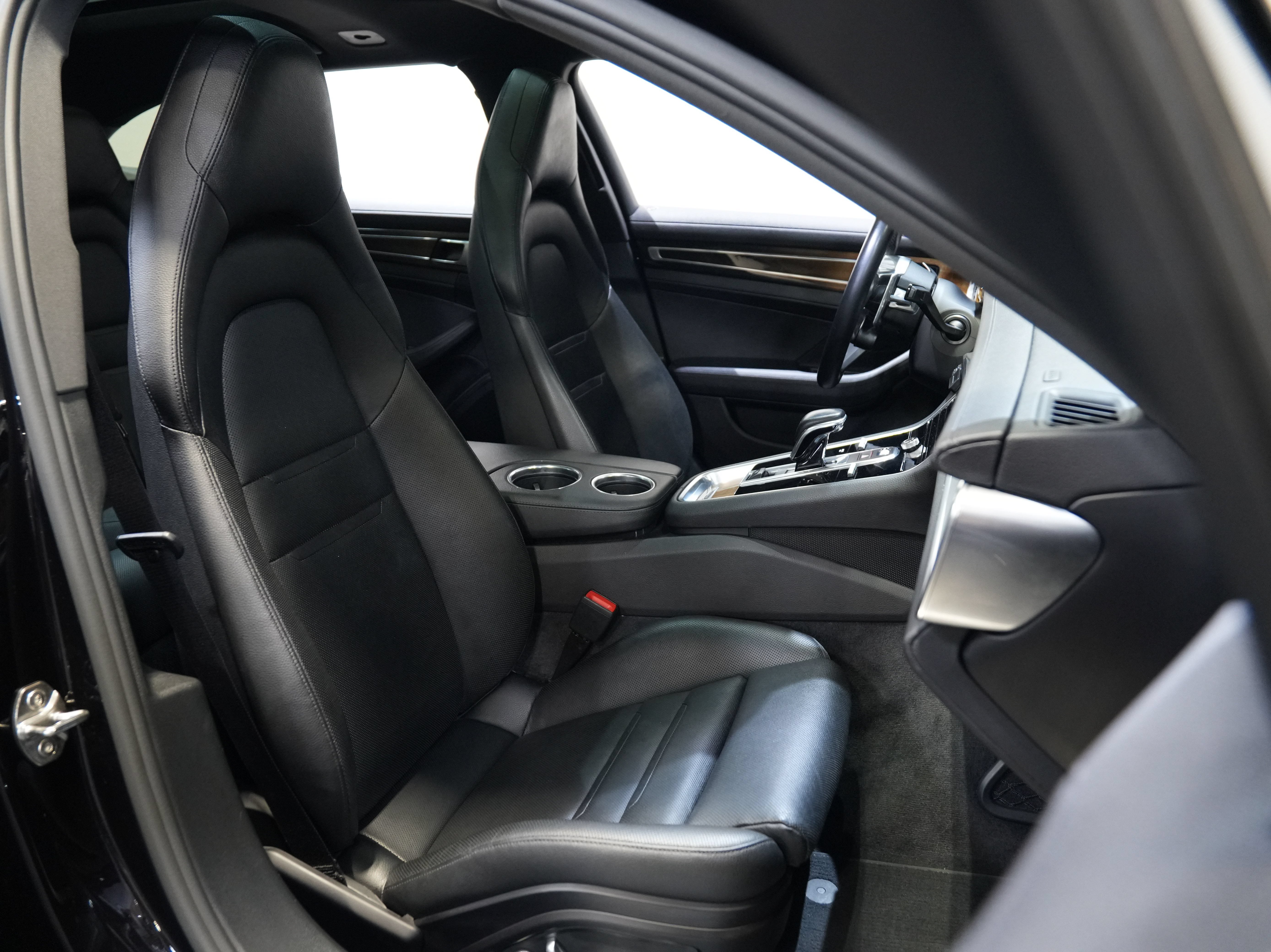 Used 2018 Porsche Panamera 4S AWD/4WD image 32
