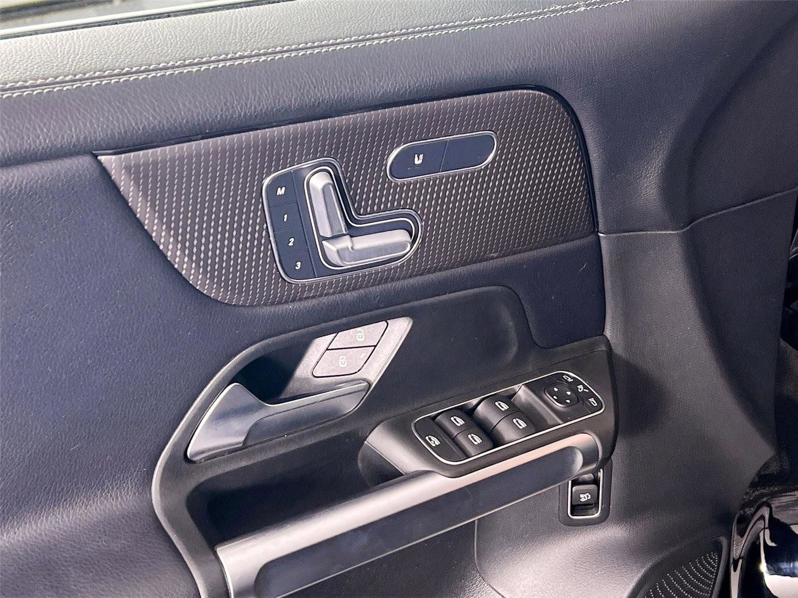 Used 2021 Mercedes-Benz GLB 250 GLB 250 image 17