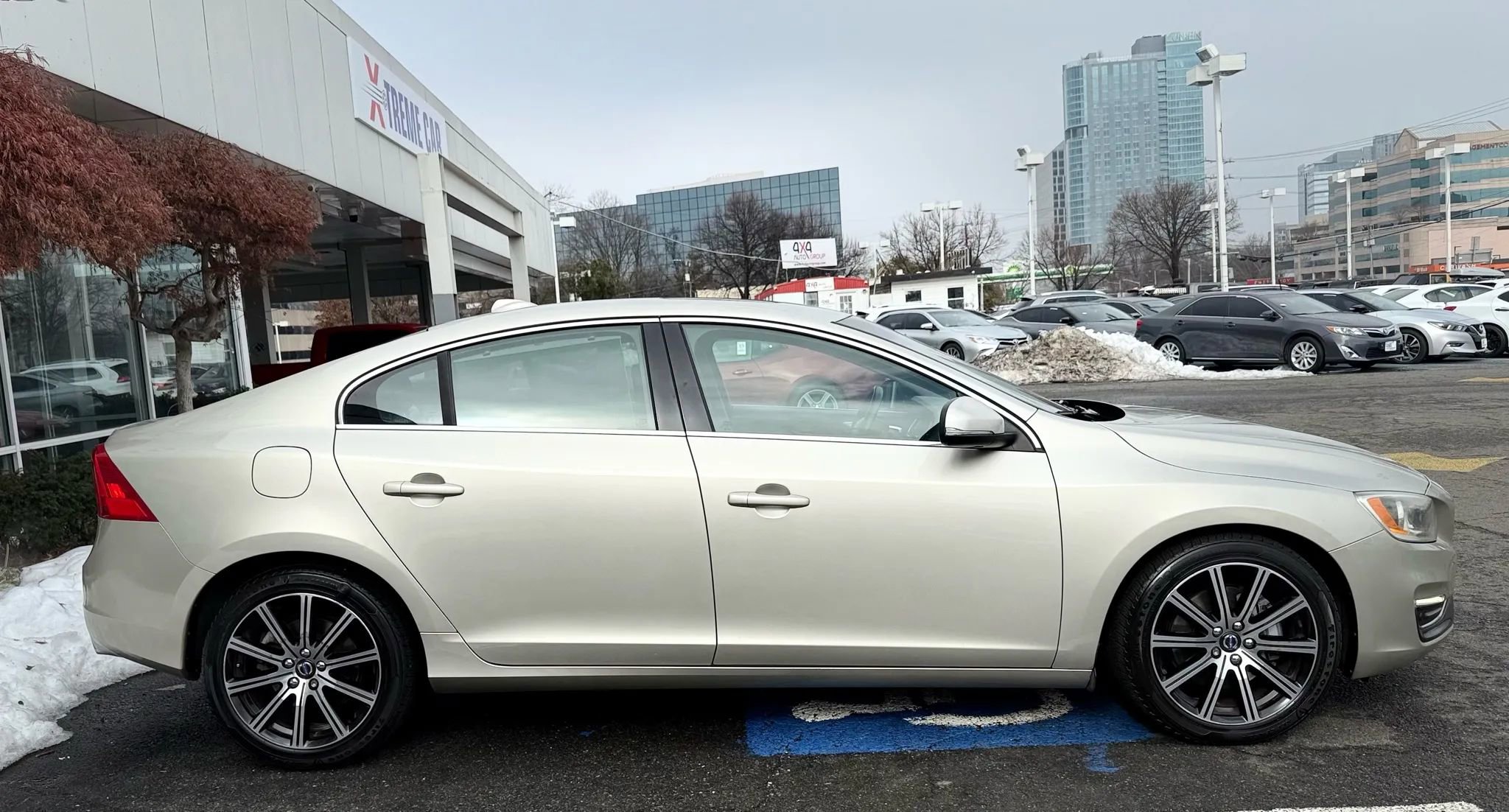 Used 2017 Volvo S60 T5 Inscription w/ Climate Package image 8