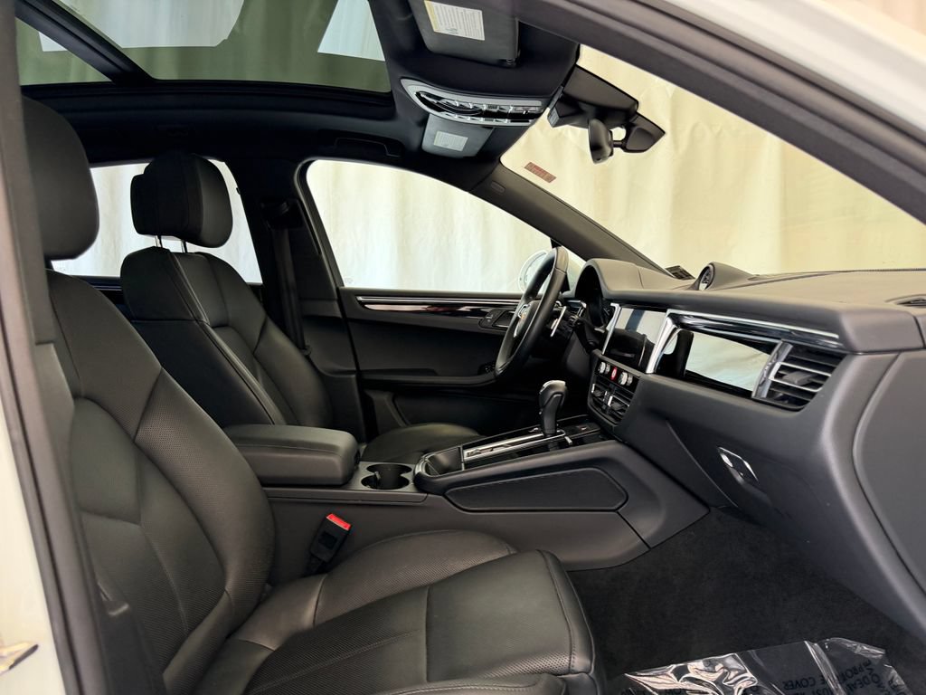 Certified 2023 Porsche Macan AWD/4WD image 16
