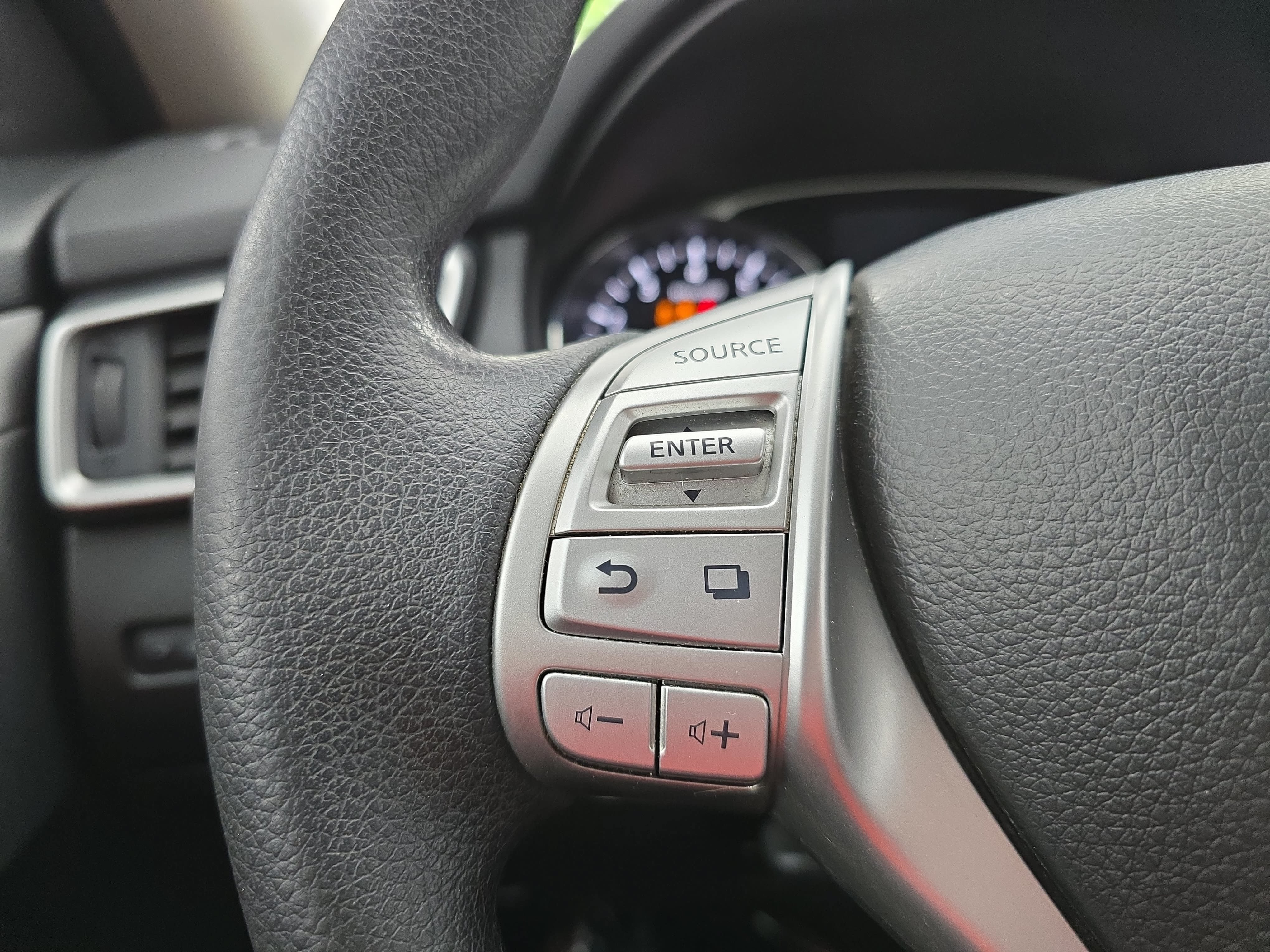 Used 2014 Nissan Rogue SV AWD/4WD image 16