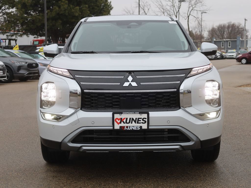 New 2025 Mitsubishi Outlander SE image 3